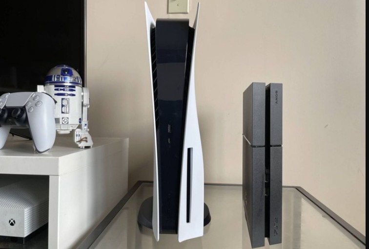 perbedaan tinggi konsol PS5 vs PS4