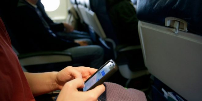 FCC tolak use phone on flight