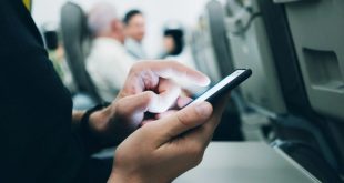 alasan harus mematikan hp saat naik pesawat