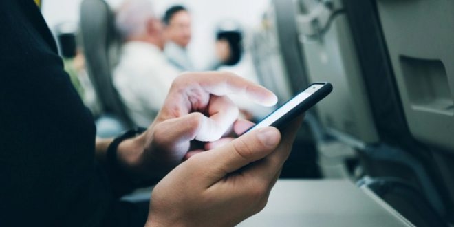 alasan harus mematikan hp saat naik pesawat