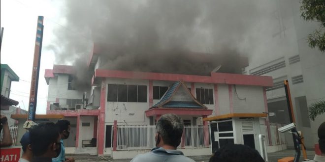 gedung telkom pekanbaru terbakar