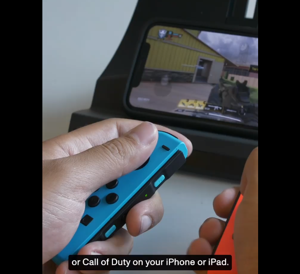 Main Call Of Duty di iPhone dengan joy-cons