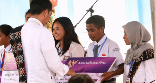 bantuan pendidikan Presiden Jokowi saat melakukan kunjungan kerja ke SMP Negeri 4, Rote Barat Daya, Nusa Tenggara Timur (NTT) untuk menyerahkan 1.015 KIP dan 500 PKH (09/01)