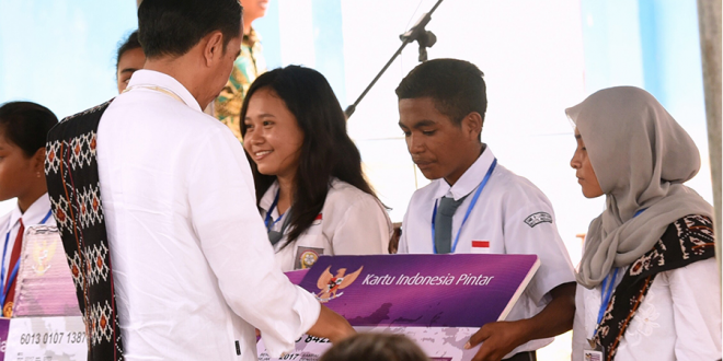 bantuan pendidikan Presiden Jokowi saat melakukan kunjungan kerja ke SMP Negeri 4, Rote Barat Daya, Nusa Tenggara Timur (NTT) untuk menyerahkan 1.015 KIP dan 500 PKH (09/01)